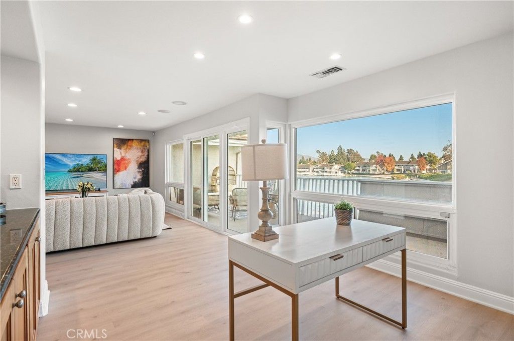 Image 8 of property listing at 25 LakeView 60, Irvine, CA 92604