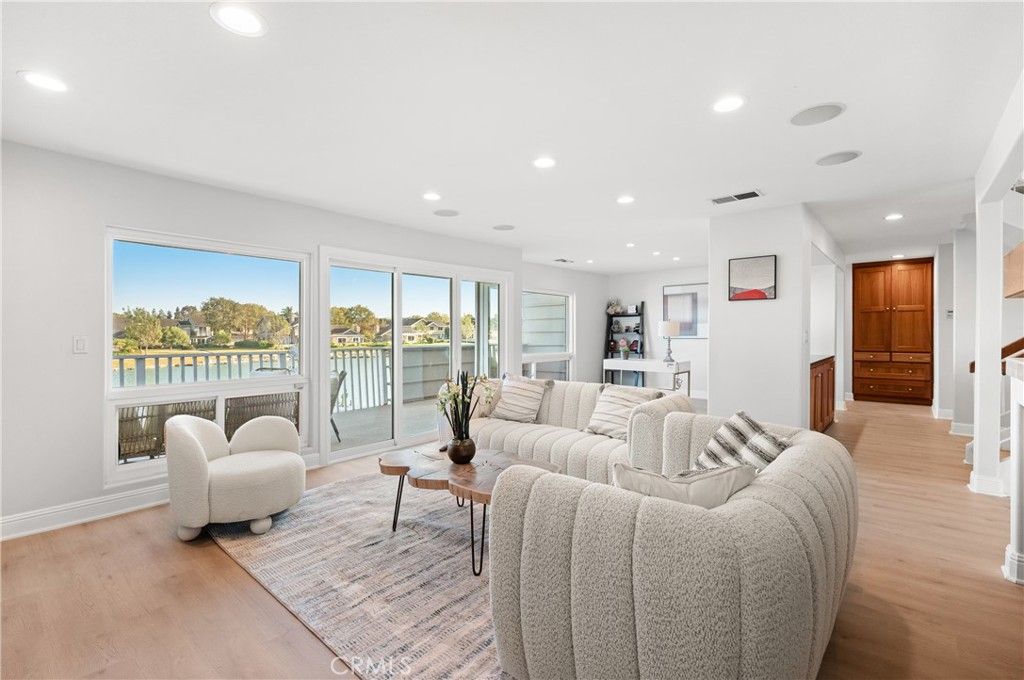 Image 9 of property listing at 25 LakeView 60, Irvine, CA 92604