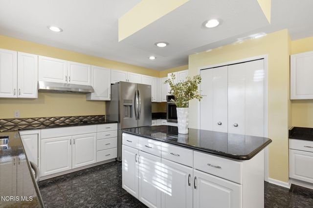 2716 Stoneleigh Drive, Toledo, OH 43617