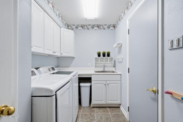 2716 Stoneleigh Drive, Toledo, OH 43617
