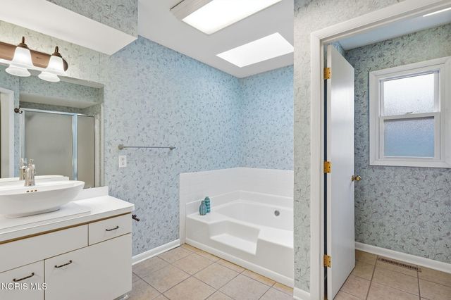 2716 Stoneleigh Drive, Toledo, OH 43617