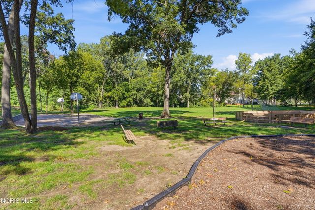 2716 Stoneleigh Drive, Toledo, OH 43617