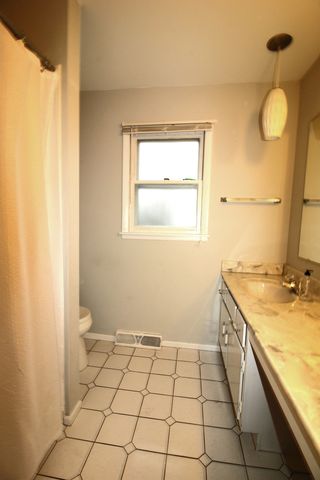 1017 Mayfair Drive, Libertyville, IL 60048