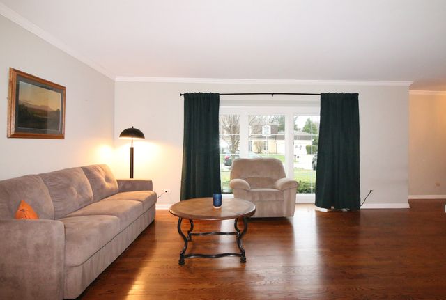 1017 Mayfair Drive, Libertyville, IL 60048