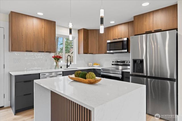 5055 W 33rd Court NE, Tacoma, WA 98422