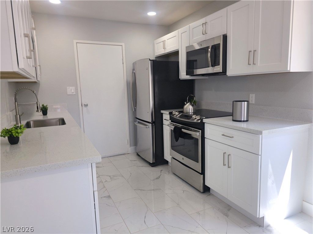 5230 Rou Circle, Las Vegas, NV 89122 — photo 4