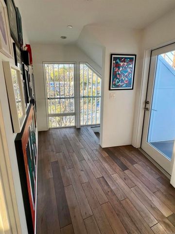 2851 N Buzz Ct, Los Angeles, CA 90039