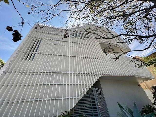 2851 N Buzz Ct, Los Angeles, CA 90039