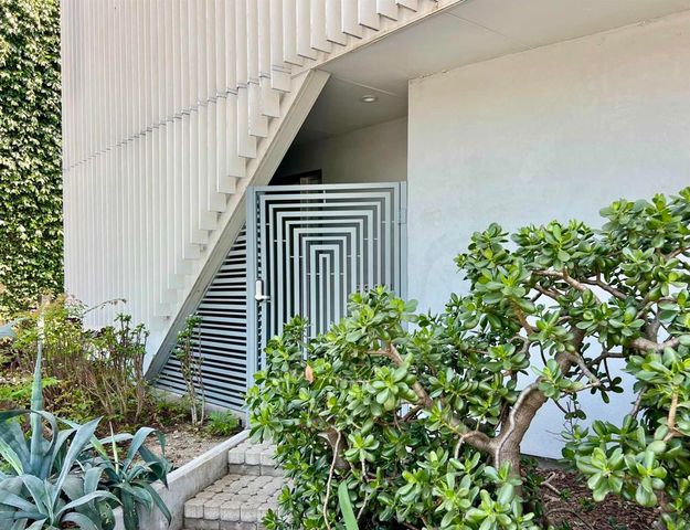 2851 N Buzz Ct, Los Angeles, CA 90039