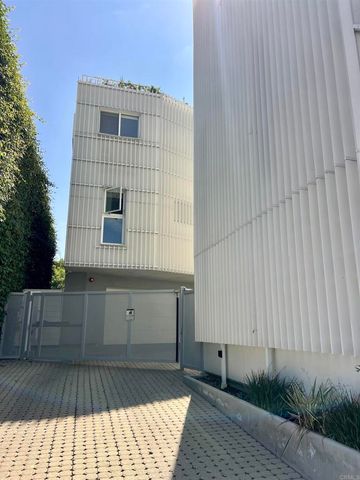 2851 N Buzz Ct, Los Angeles, CA 90039