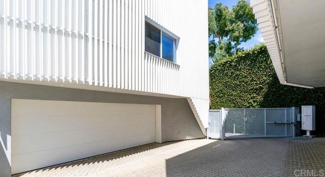 2851 N Buzz Ct, Los Angeles, CA 90039