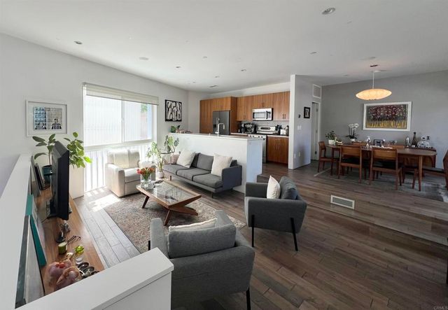 2851 N Buzz Ct, Los Angeles, CA 90039