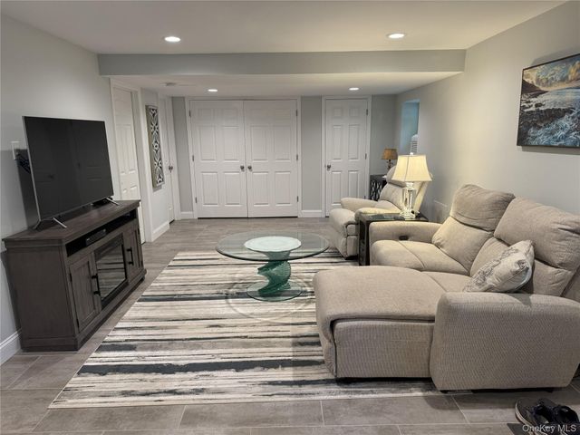 18 Nicole Court, Manorville, NY 11949