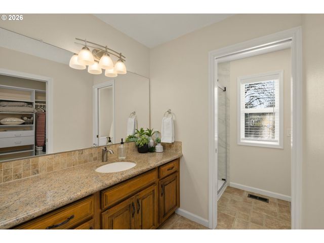 2366 Ne LINDSEY Dr, Hillsboro, OR 97124