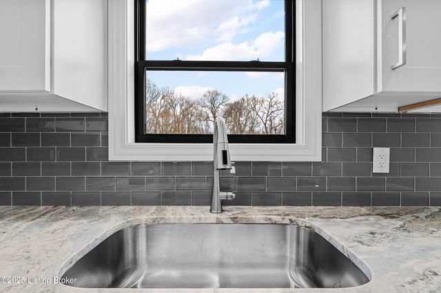 211 Alreva Rd, Louisville, KY 40216