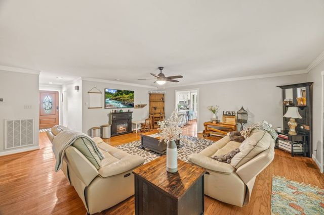 721 Valley Dr, Livingston, TN 38570