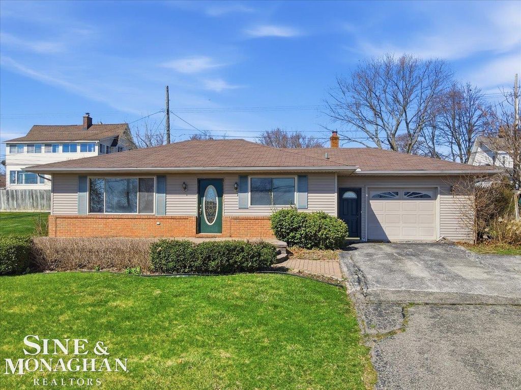1350 Oakland Avenue, Saint Clair, MI 48079