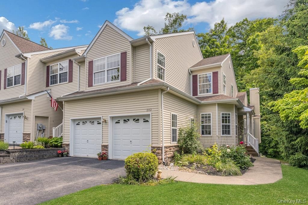 202 Pondview Loop 202, Wappingers Falls, NY 12590