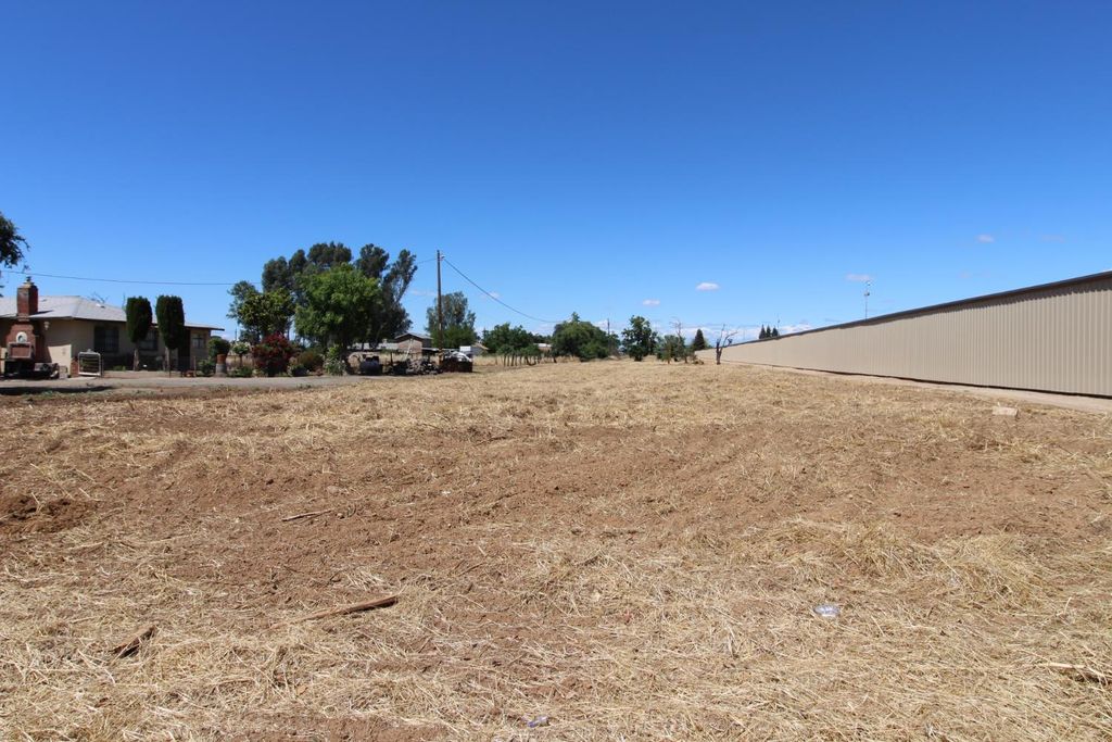 Image 2 of property listing at 5717 W Shaw Avenue, Fresno, CA 93722