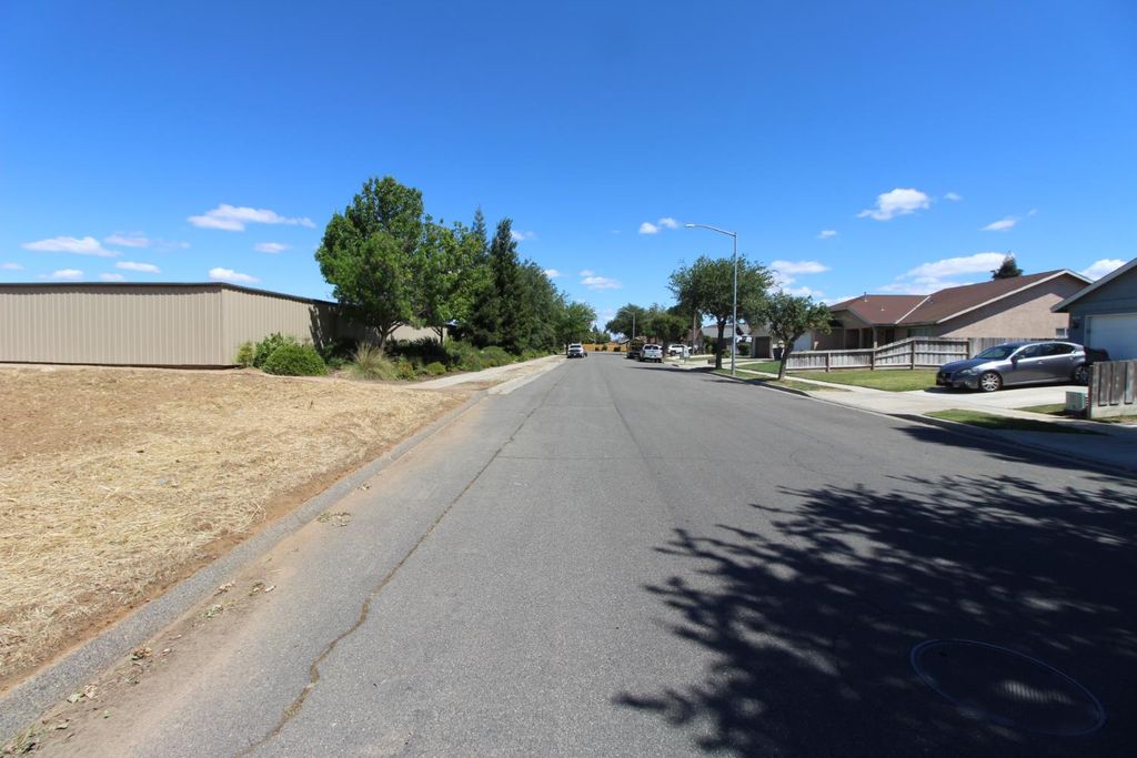 Image 3 of property listing at 5717 W Shaw Avenue, Fresno, CA 93722