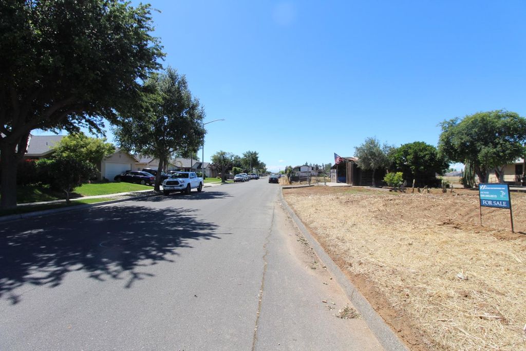 Image 4 of property listing at 5717 W Shaw Avenue, Fresno, CA 93722