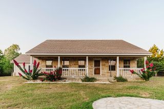 139 Village Forest DR, Smithville, TX 78957