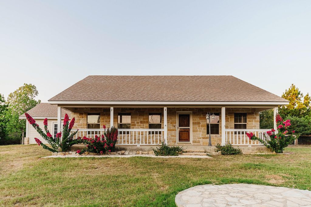 139 Village Forest DR, Smithville, TX 78957