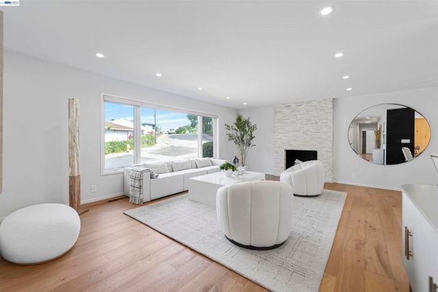 3740 Sky Ct, San Mateo, CA 94403