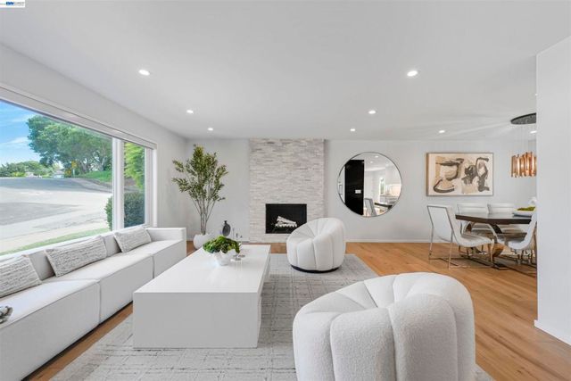 3740 Sky Ct, San Mateo, CA 94403