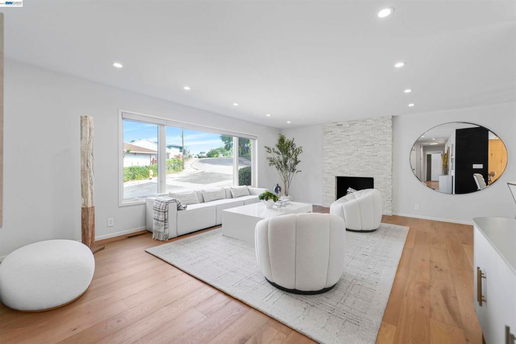 Image 12 of property listing at 3740 Sky Ct, San Mateo, CA 94403