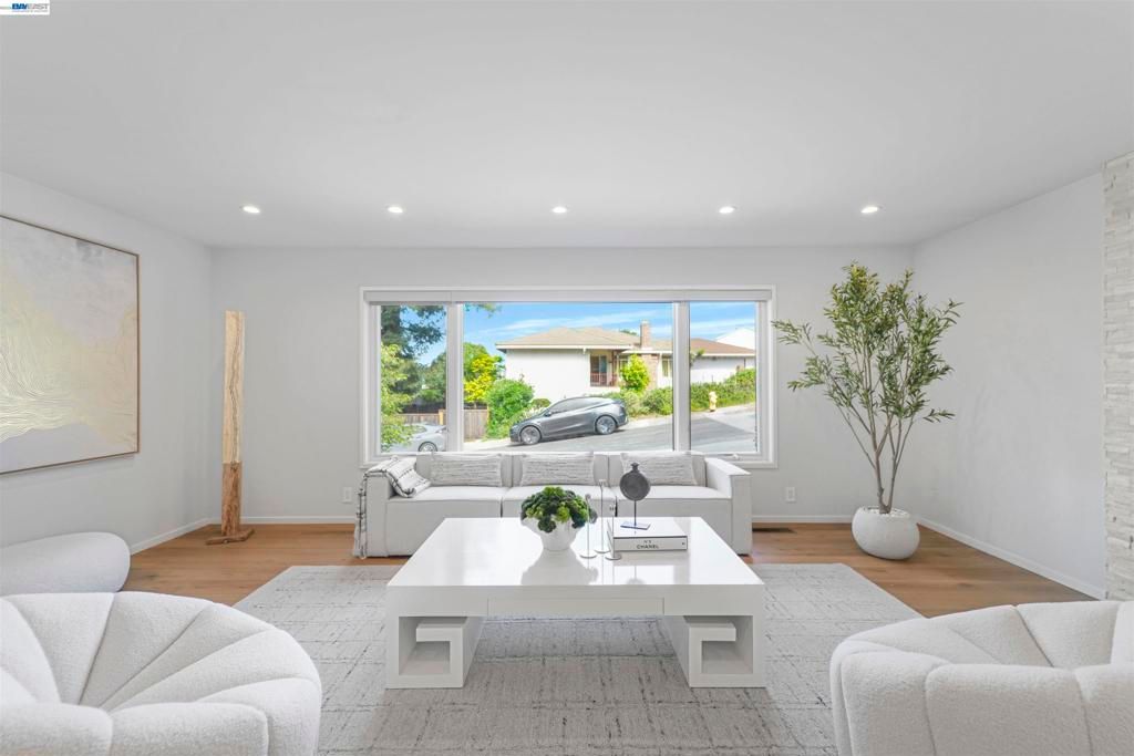 Image 15 of property listing at 3740 Sky Ct, San Mateo, CA 94403