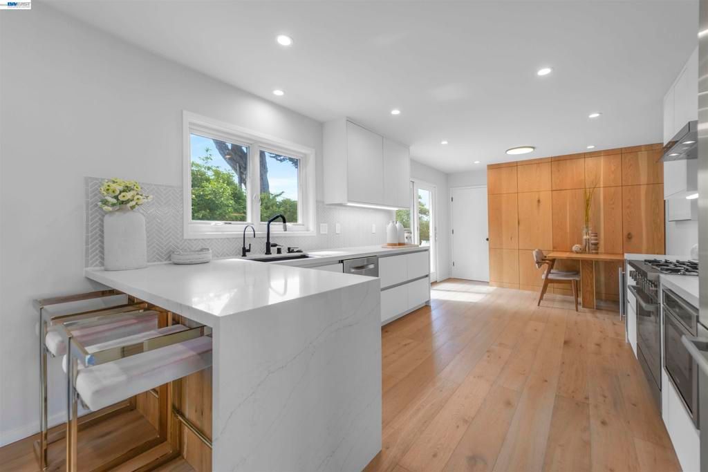 Image 25 of property listing at 3740 Sky Ct, San Mateo, CA 94403