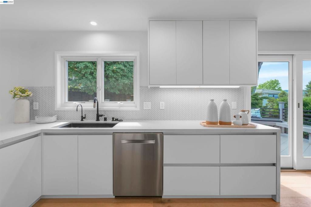 Image 28 of property listing at 3740 Sky Ct, San Mateo, CA 94403