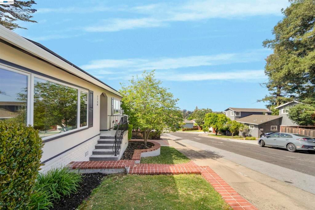 Image 6 of property listing at 3740 Sky Ct, San Mateo, CA 94403