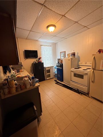 325 W Cunningham St, City Of But Nw, PA 16001