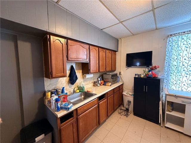 325 W Cunningham St, City Of But Nw, PA 16001