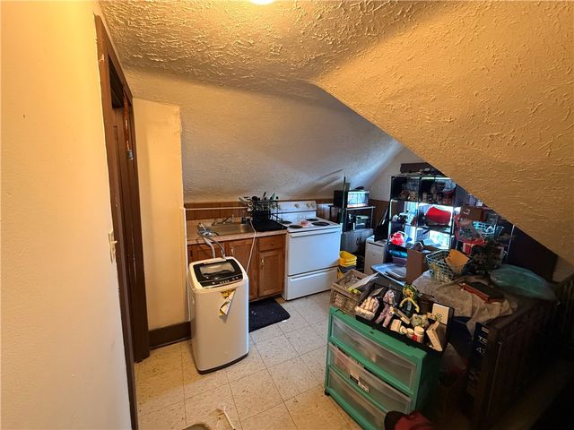 325 W Cunningham St, City Of But Nw, PA 16001