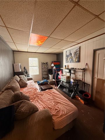 325 W Cunningham St, City Of But Nw, PA 16001