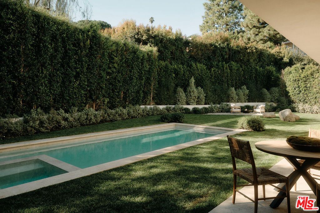 Image 10 of property listing at 12114 Inavale Place, Los Angeles, CA 90049