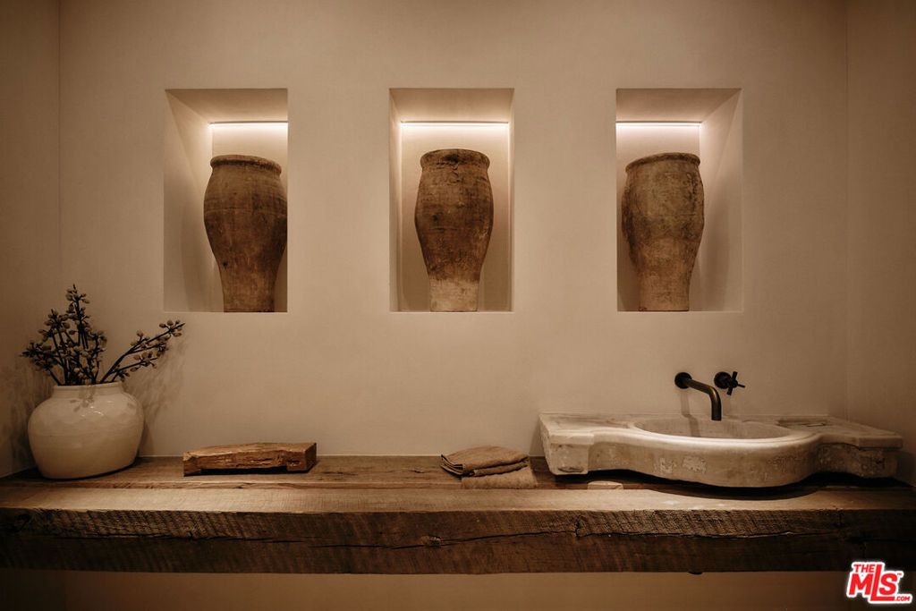 Image 16 of property listing at 12114 Inavale Place, Los Angeles, CA 90049