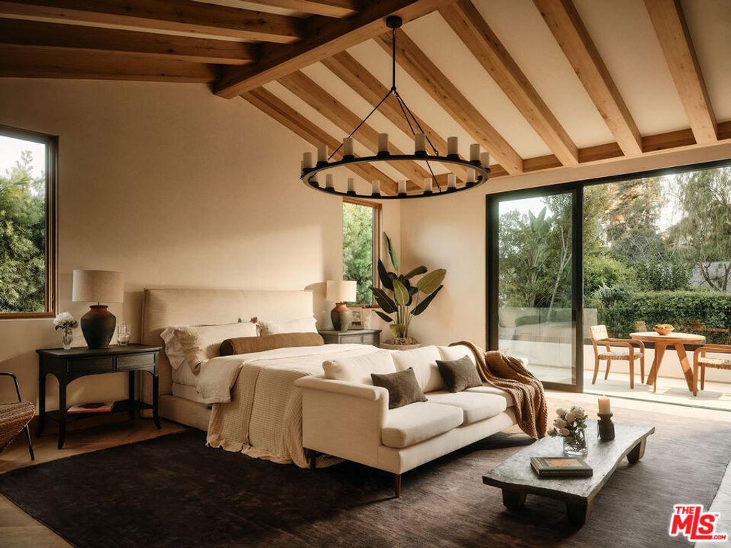 Image 18 of property listing at 12114 Inavale Place, Los Angeles, CA 90049