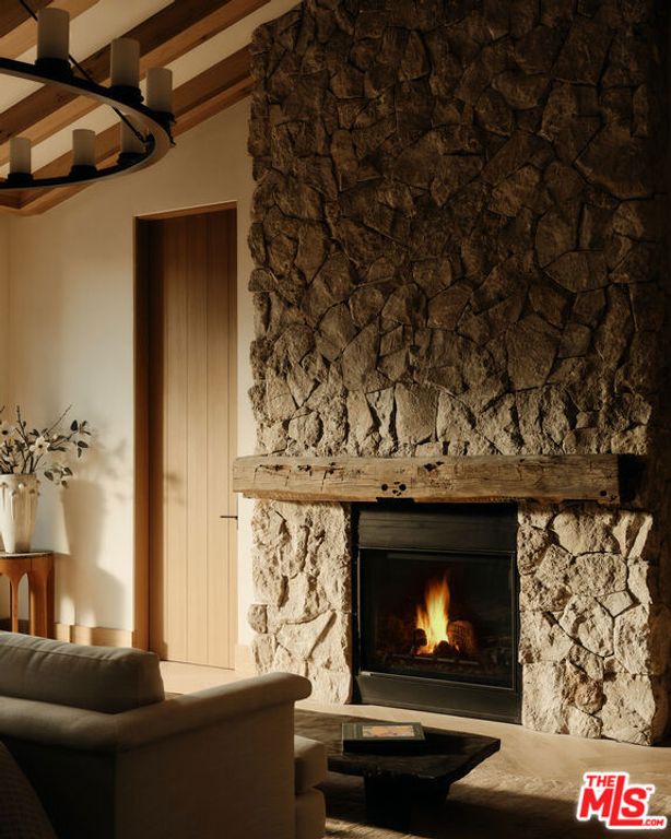 Image 19 of property listing at 12114 Inavale Place, Los Angeles, CA 90049