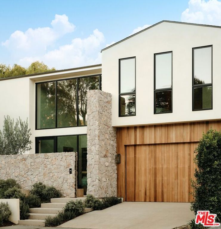 Image 2 of property listing at 12114 Inavale Place, Los Angeles, CA 90049