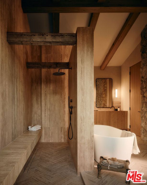 Image 21 of property listing at 12114 Inavale Place, Los Angeles, CA 90049