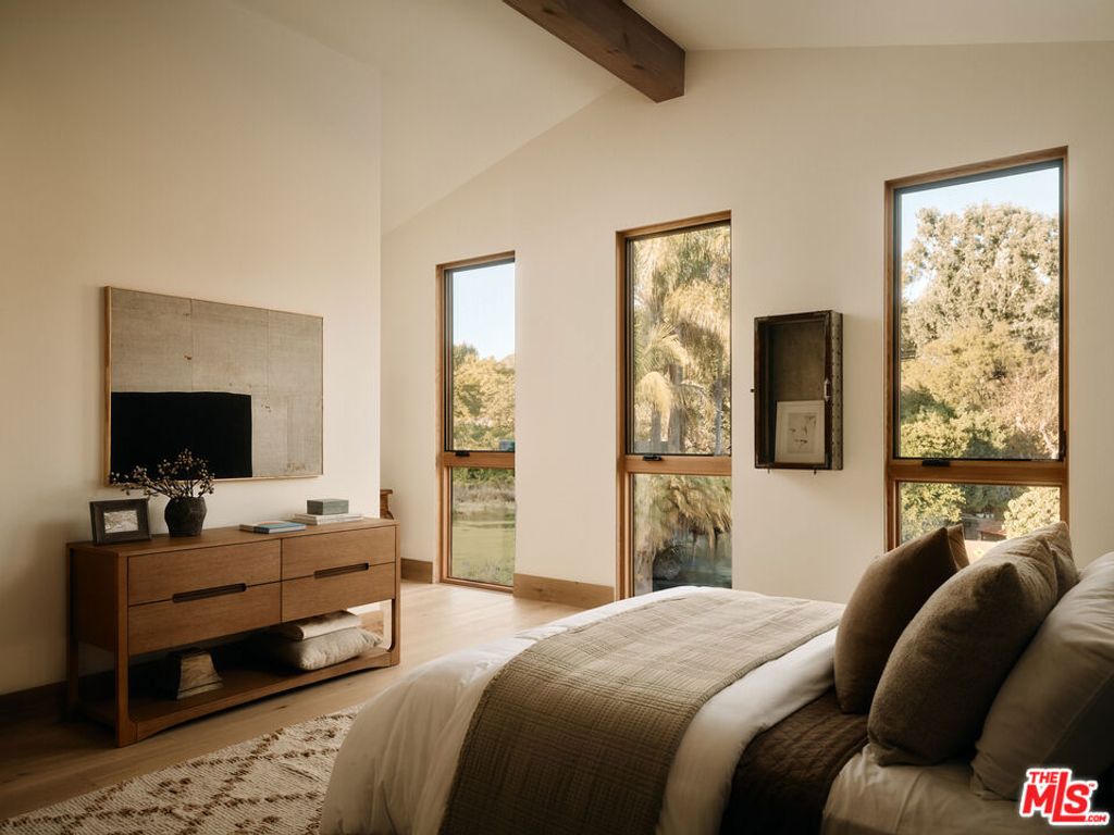 Image 23 of property listing at 12114 Inavale Place, Los Angeles, CA 90049