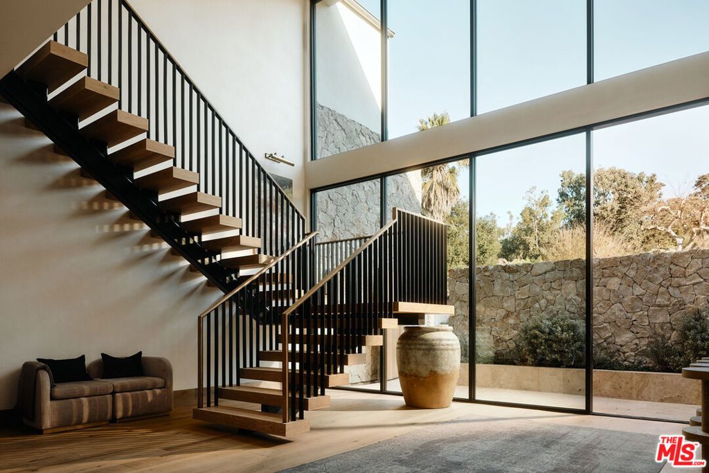 Image 3 of property listing at 12114 Inavale Place, Los Angeles, CA 90049