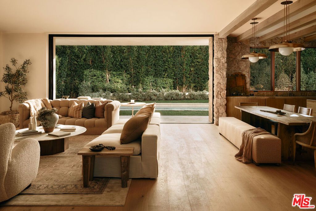 Image 4 of property listing at 12114 Inavale Place, Los Angeles, CA 90049