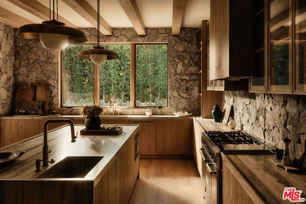 Image 6 of property listing at 12114 Inavale Place, Los Angeles, CA 90049