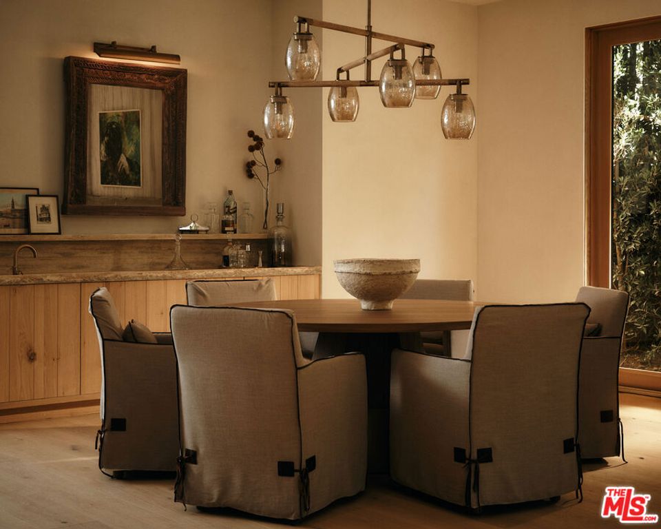 Image 7 of property listing at 12114 Inavale Place, Los Angeles, CA 90049