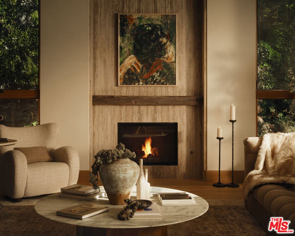 Image 8 of property listing at 12114 Inavale Place, Los Angeles, CA 90049